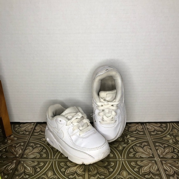 Nike Kids White Sneakers 6C - Picture 2 of 11
